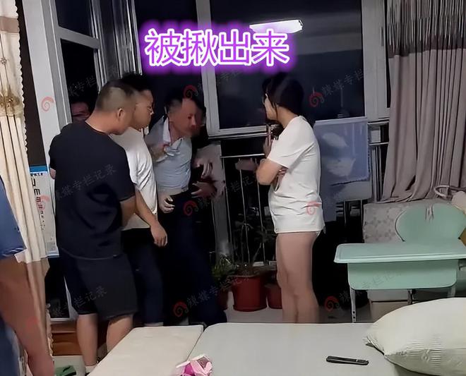 夫从阳台拖出男子：破坏了我家的风水尊龙凯时网广东：女子在家中出轨丈(图1)